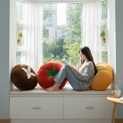 Coussin rond femme fenêtre