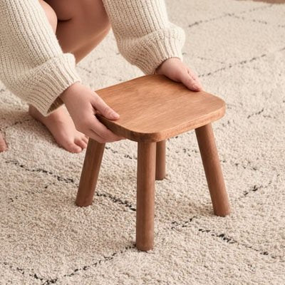 Tabouret bois​ sur tapis